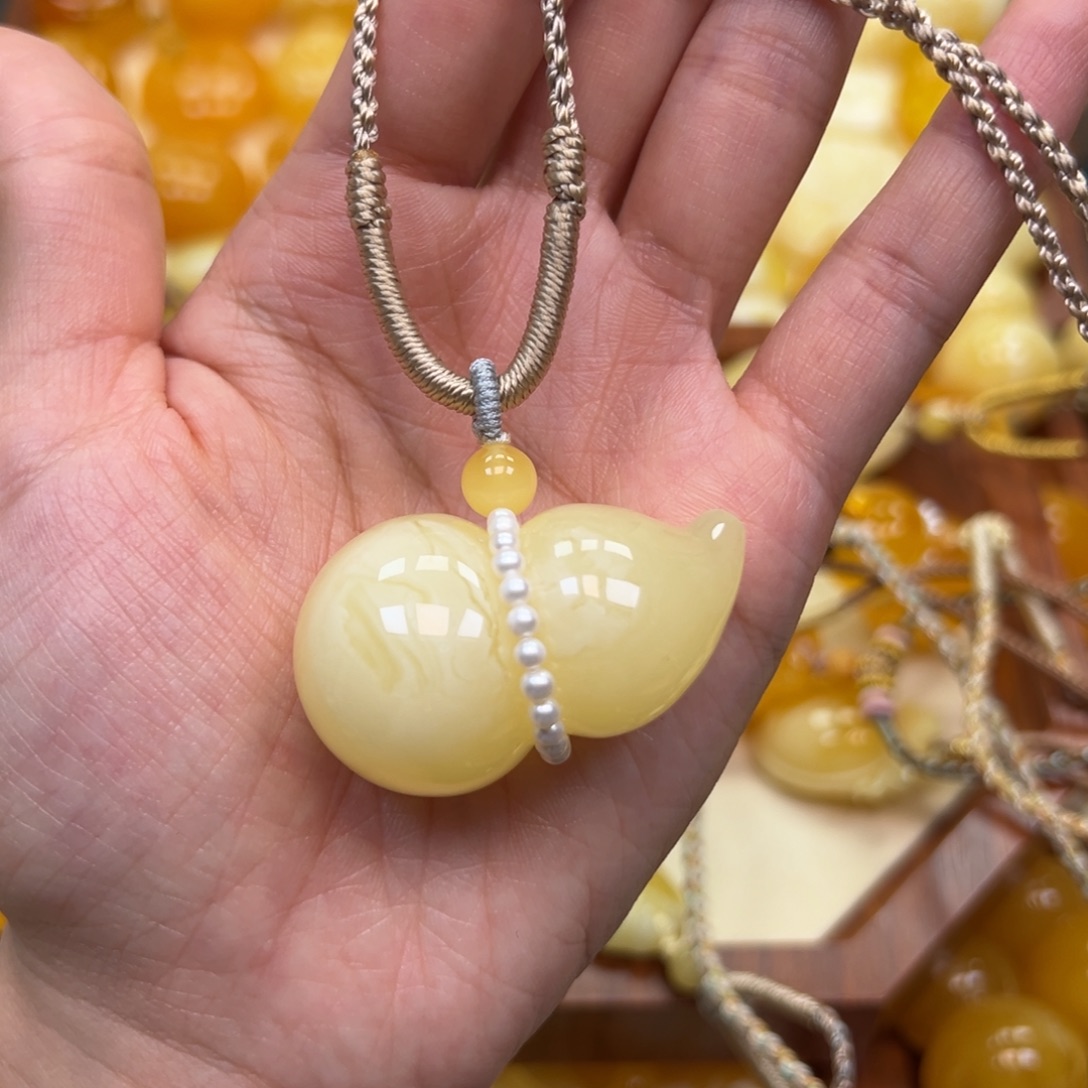 琥珀未镶嵌颈饰蜜蜡