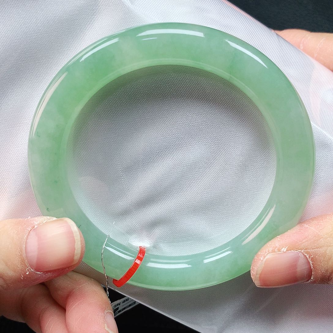 翡翠手镯未镶嵌55圈