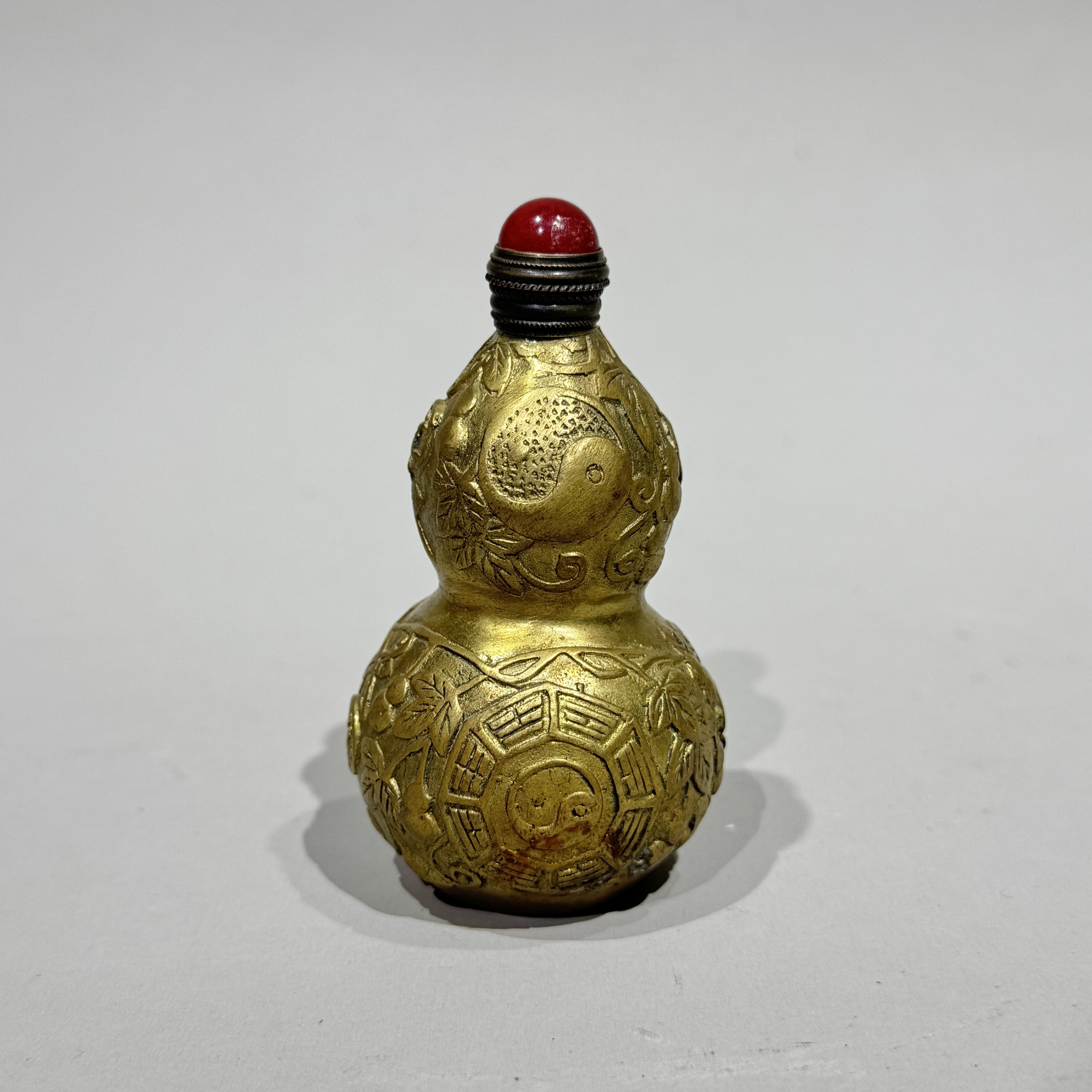 二十世纪·铜鎏金錾刻太极八卦葫芦鼻烟壶【古董拍卖】