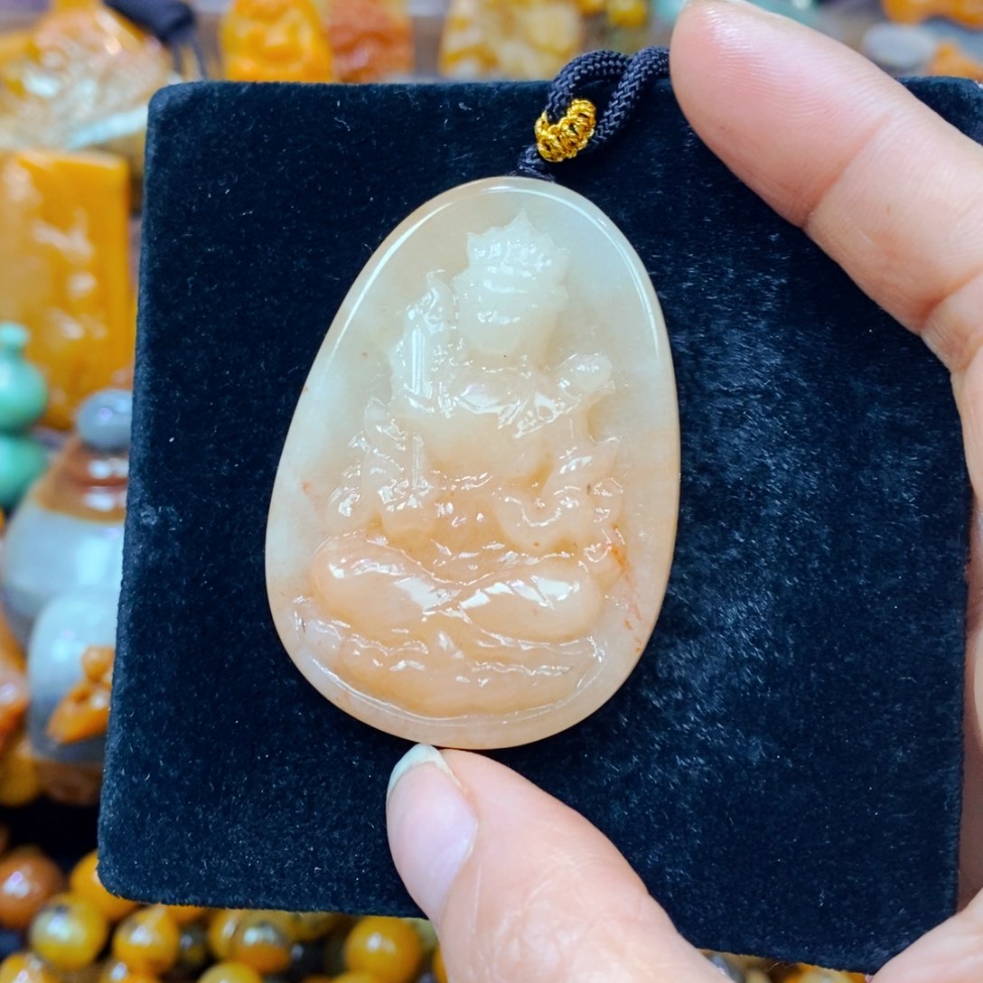 未镶嵌石英质玉（黄龙玉）颈饰