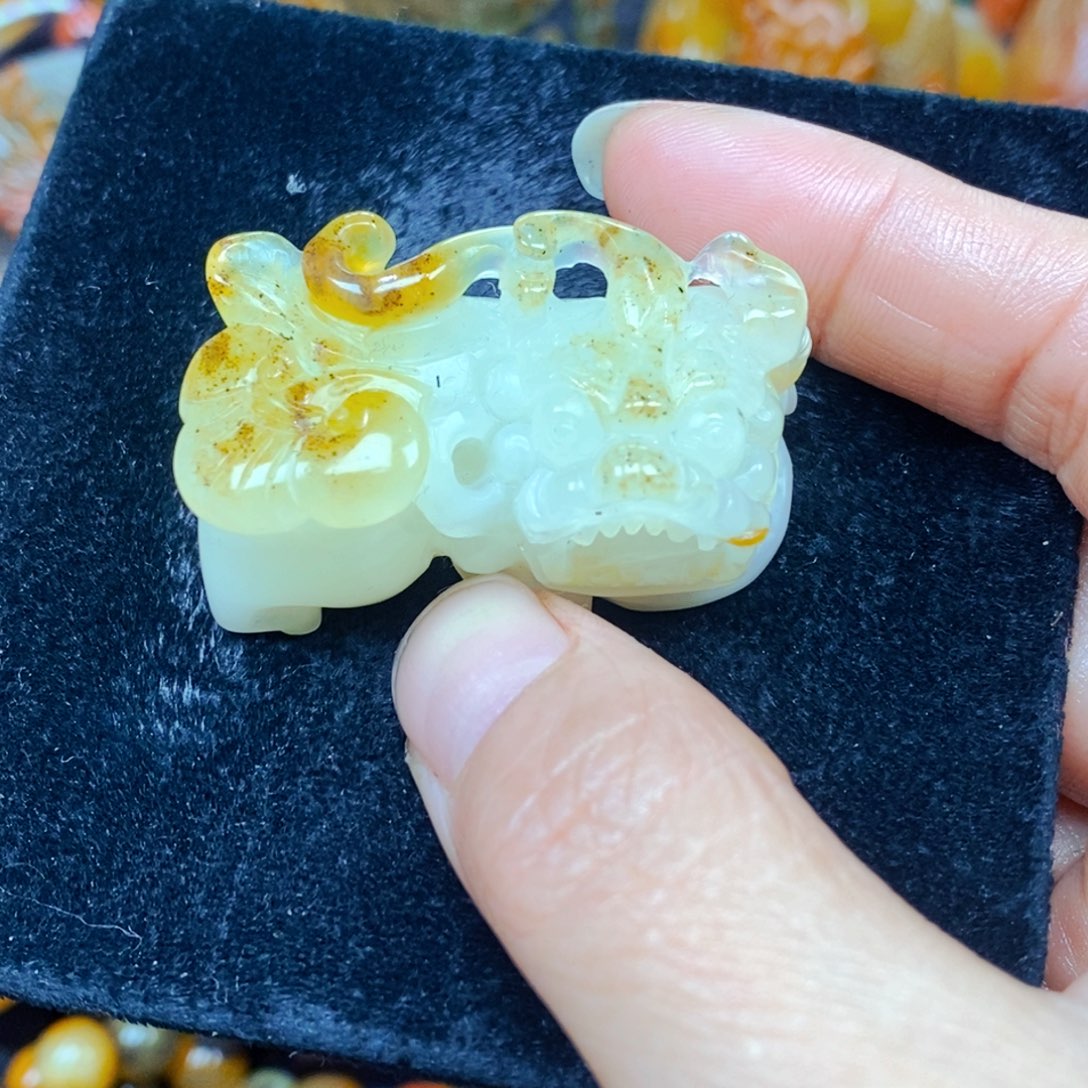 未镶嵌石英质玉（黄龙玉）颈饰