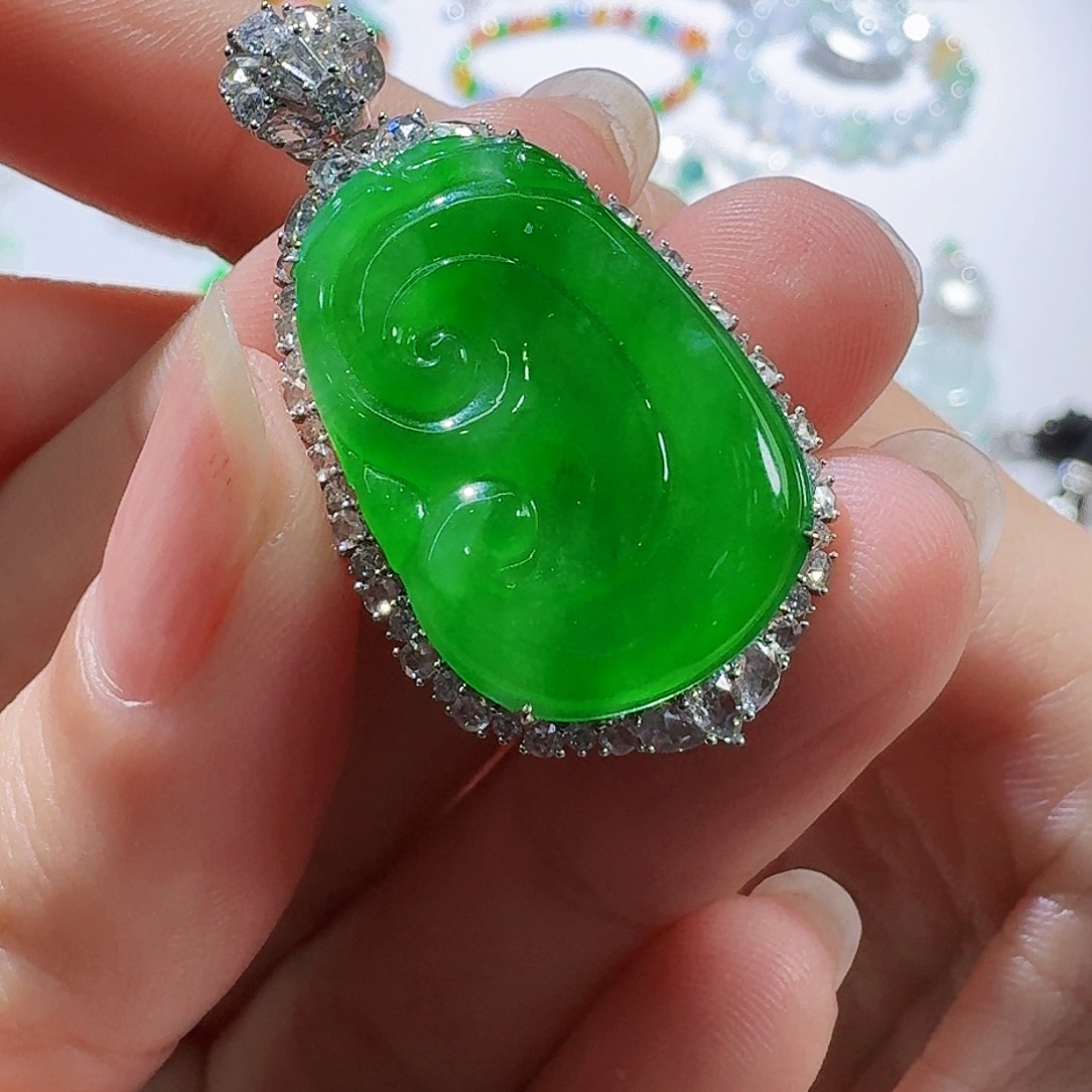 翡翠颈饰18K金镶嵌如意