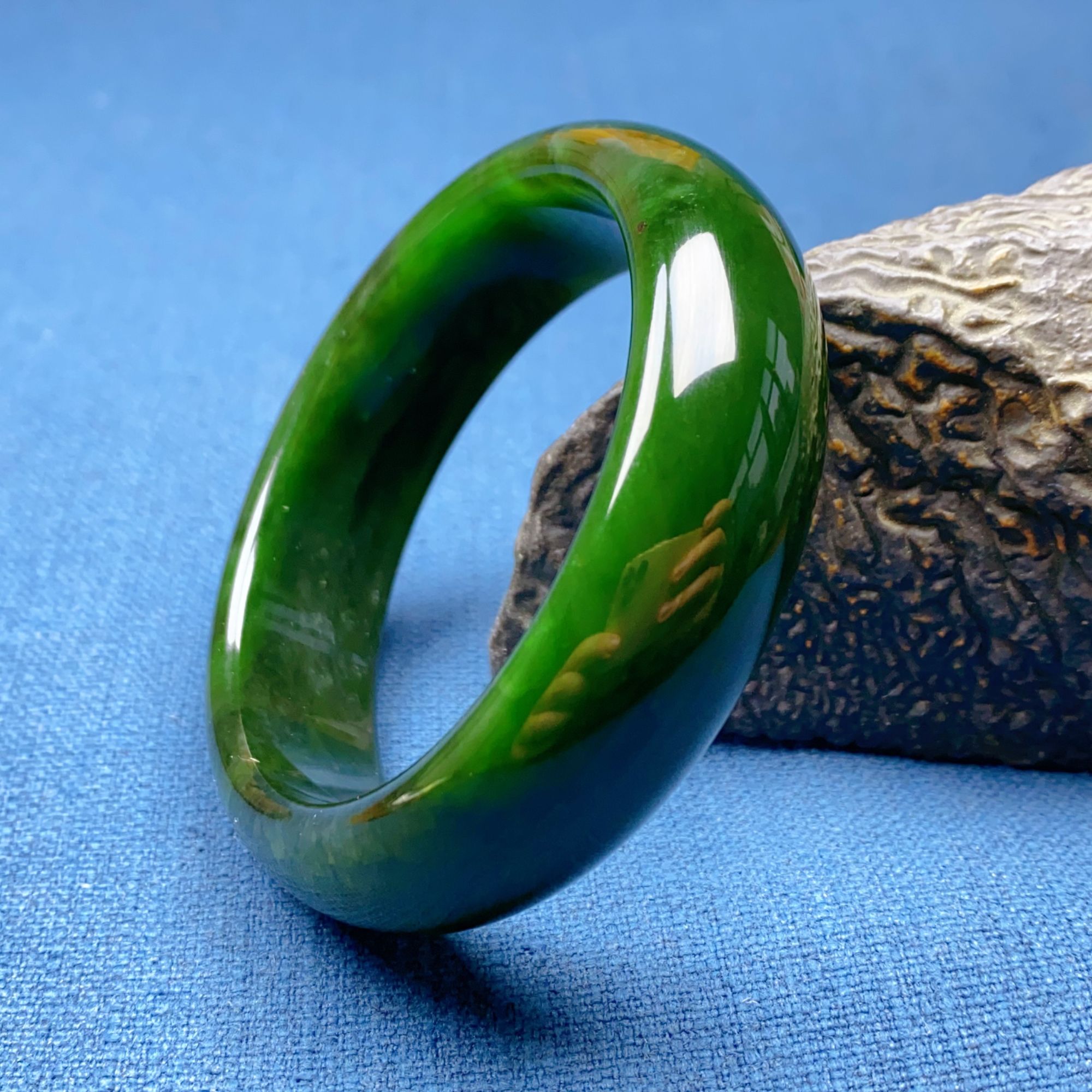 新疆直发和田玉镯子苏工精雕老坑碧玉菠菜绿女款手镯53.5mm