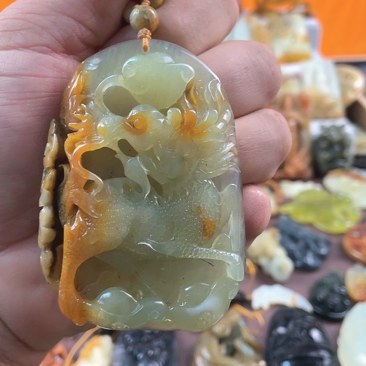 蛇纹石玉颈饰未镶嵌