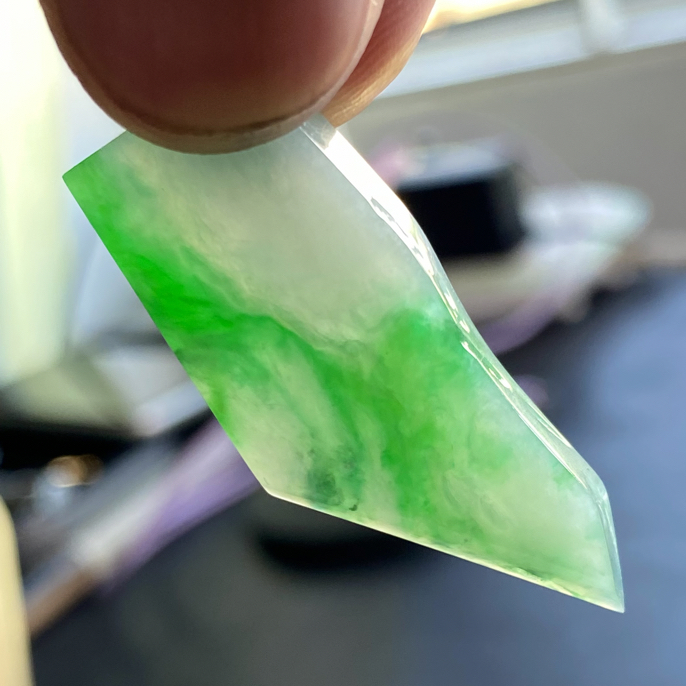 冰种过水路阳绿色飘花色带翡翠吊坠料40-17-5.3mm