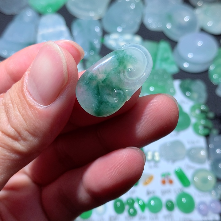 翡翠颈饰未镶嵌如意