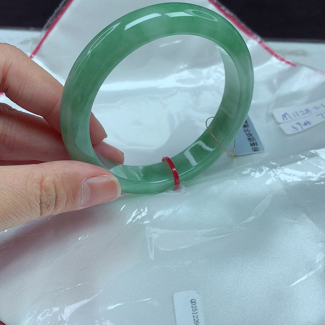 翡翠手镯未镶嵌59圈821