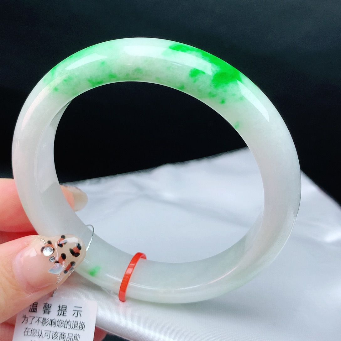 翡翠手镯未镶嵌56圈
