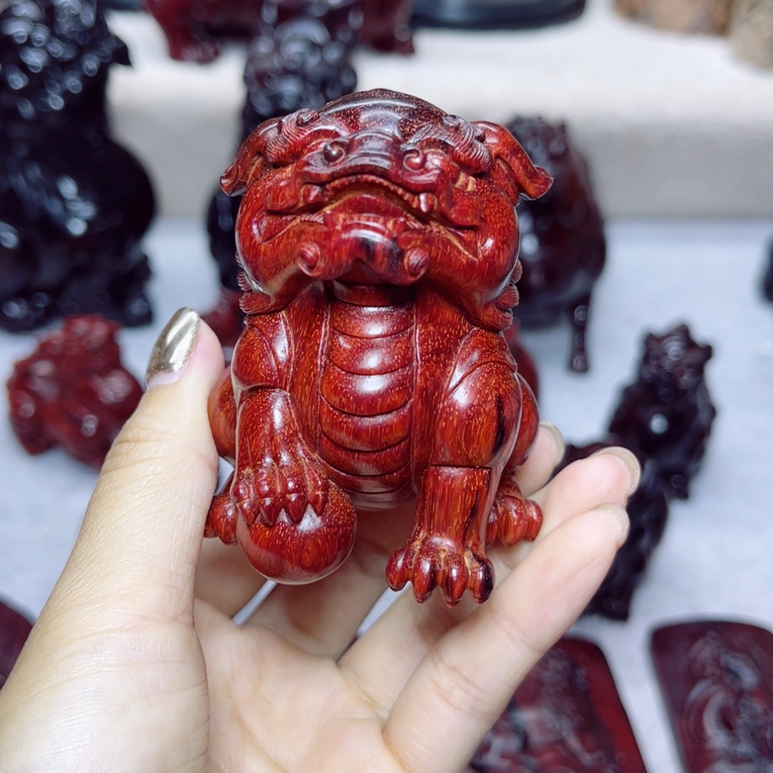 檀香紫檀（小叶紫檀）湘工雕刻，貔貅踩球