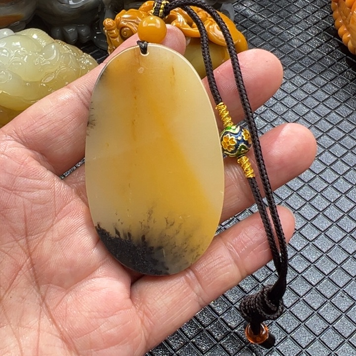 石英质玉（黄龙玉）颈饰未镶嵌