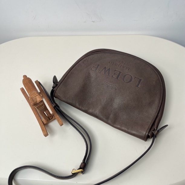 95新 LOEWE/罗意威 棕色荔枝纹半月单肩斜挎包