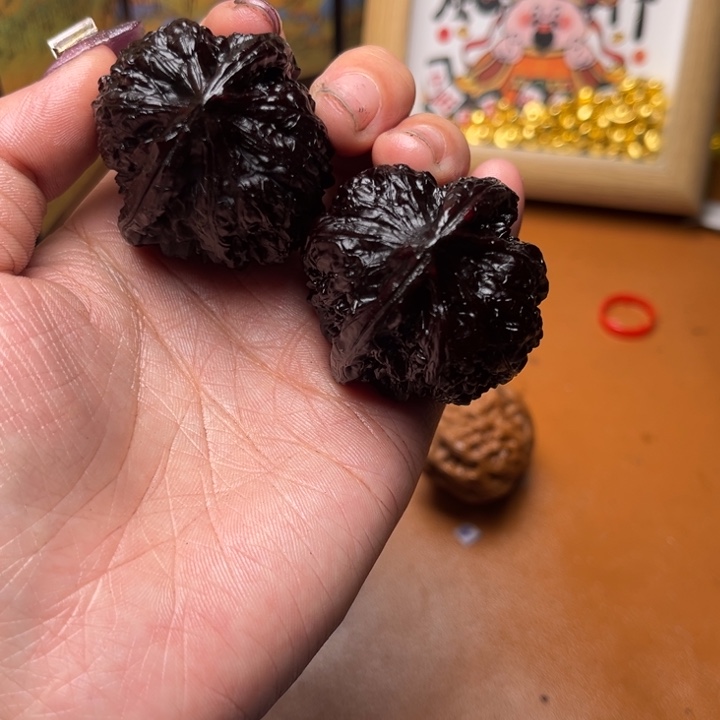 厚***。核桃地闷文玩手把件凹地 140