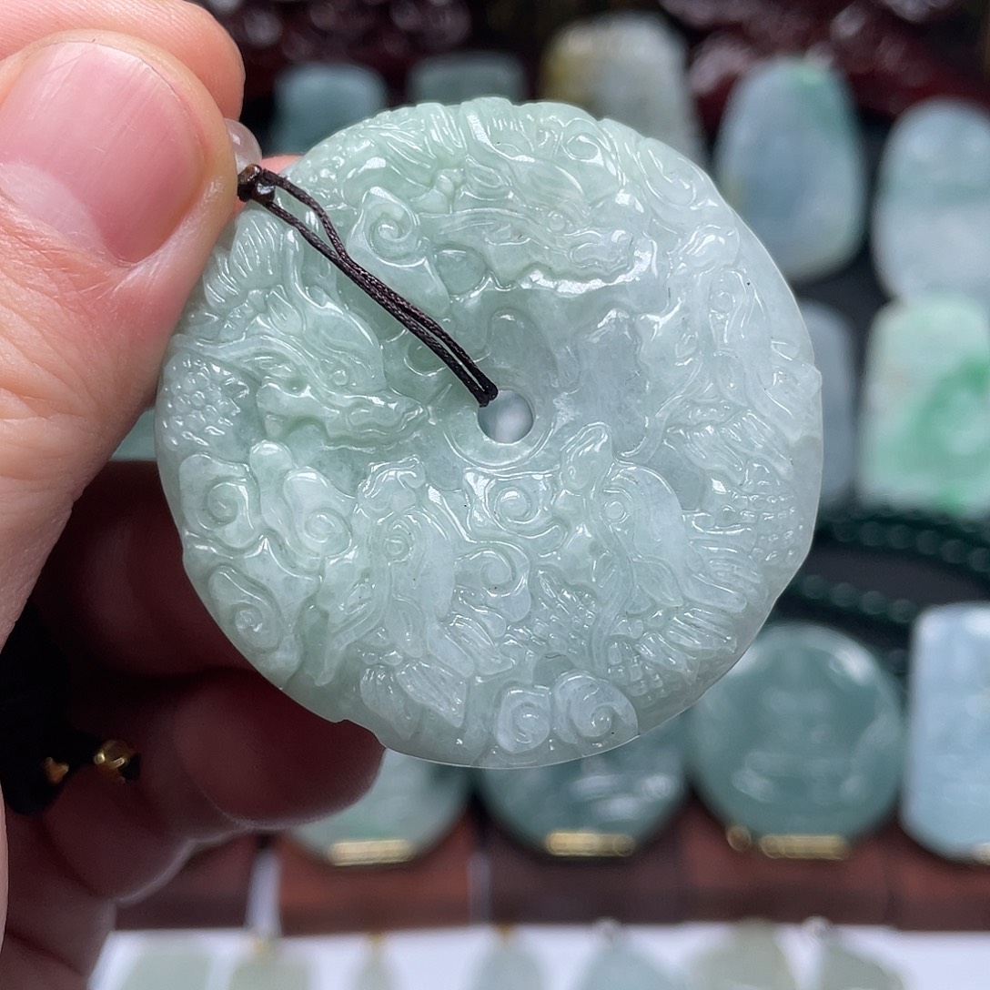 翡翠未镶嵌颈饰九龙