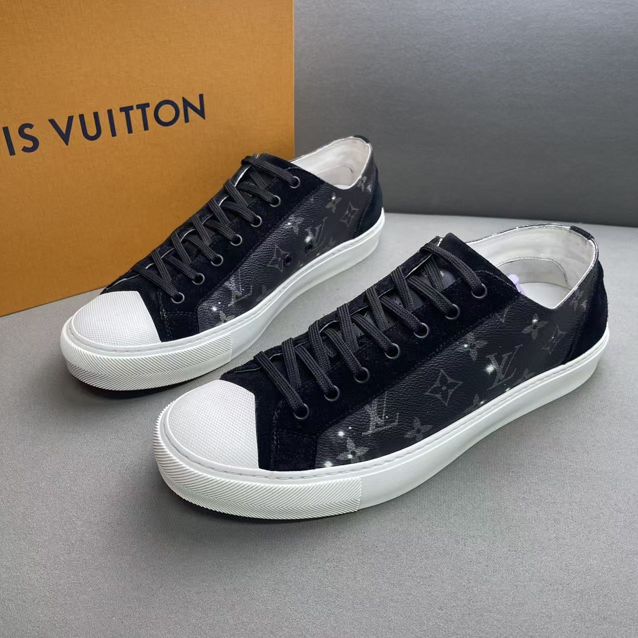 95新 LouisVuitton/路易威登 黑色皮革面老花满印低帮板鞋 43码