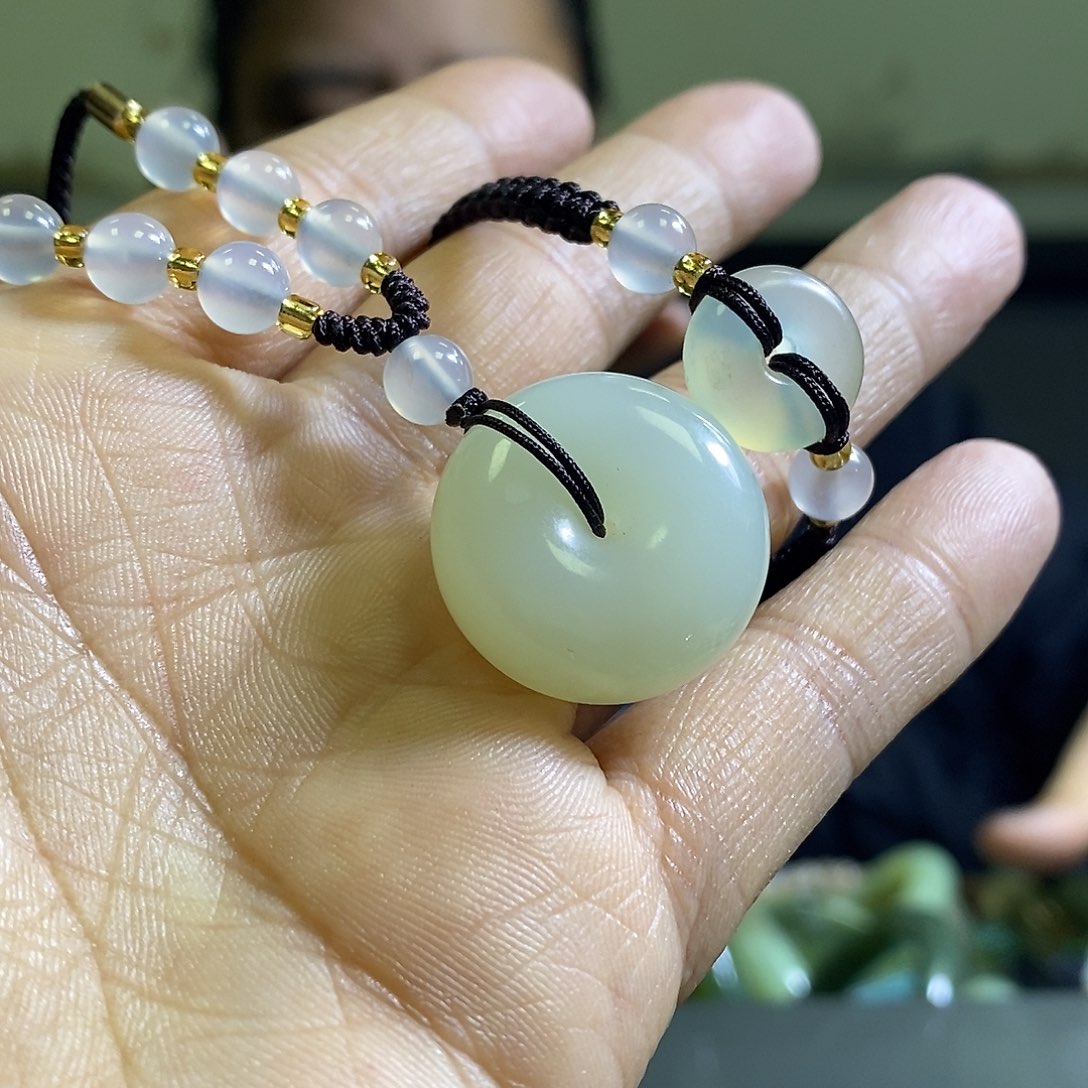 岫玉未镶嵌颈饰挂件手绳