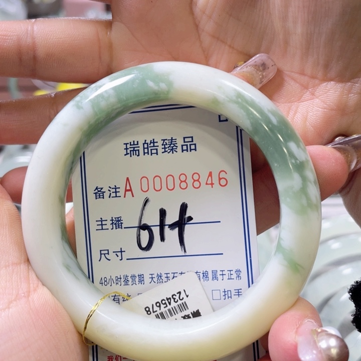 透闪石-蛇纹石玉手镯未镶嵌小*人