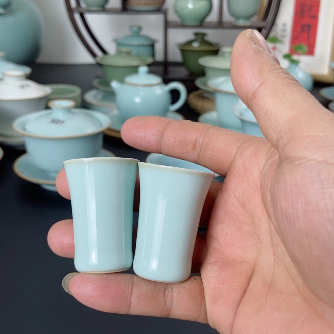 天青釉小酒杯两只装