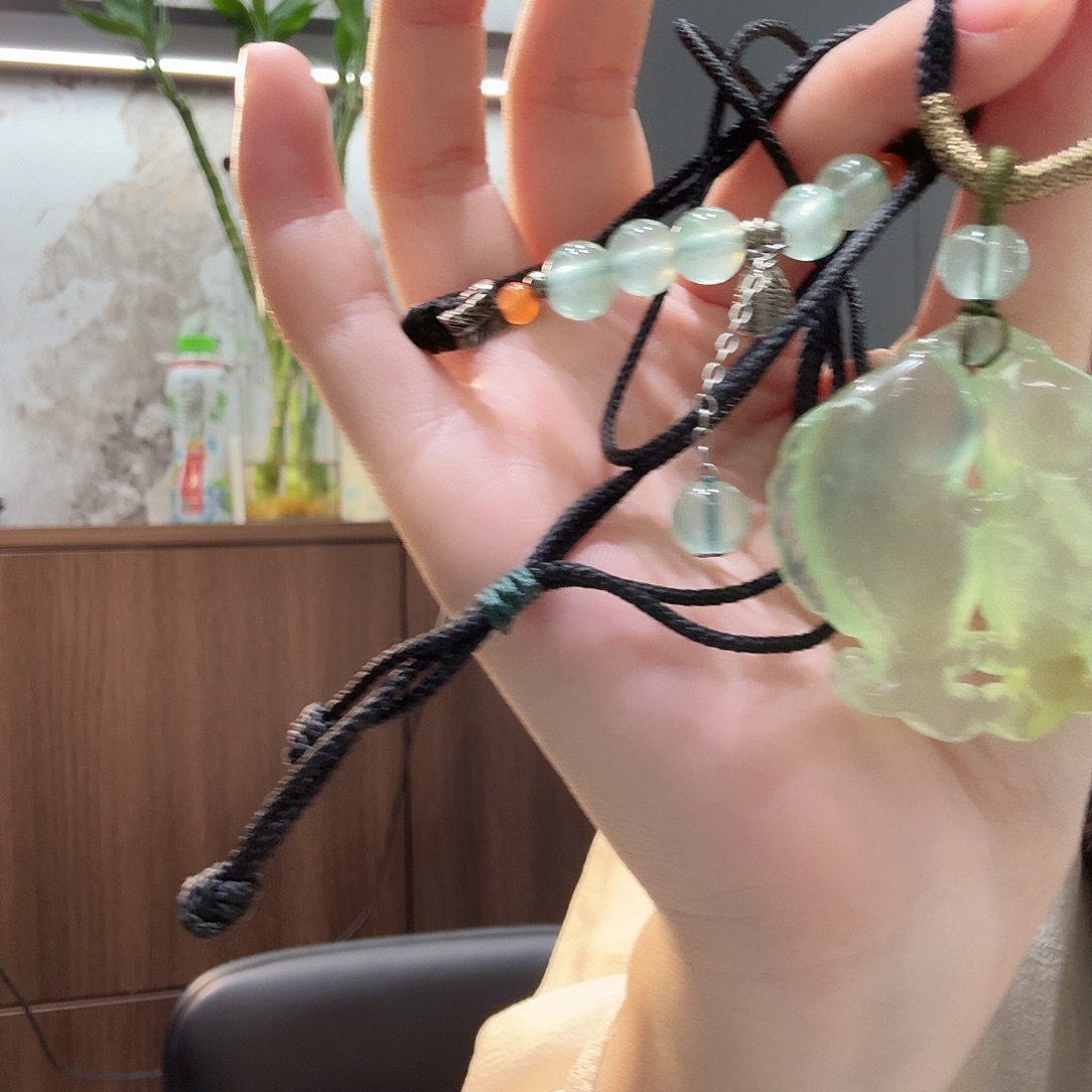 蛇纹石玉未镶嵌颈饰