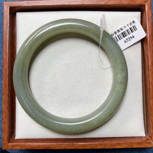 天然和田玉手镯 57