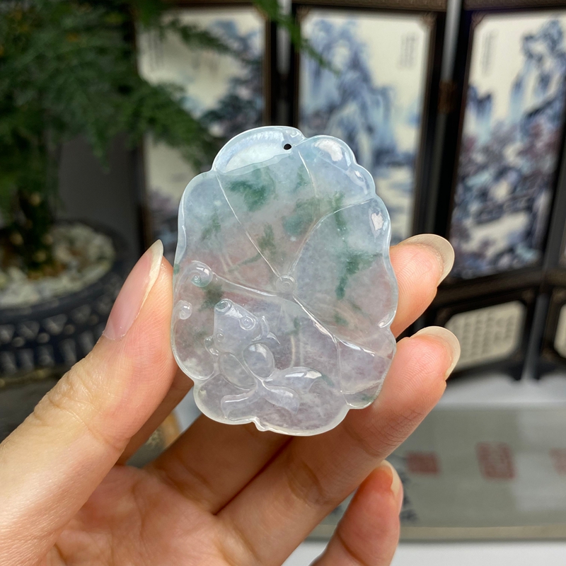 冰种起光飘绿花鱼戏荷花挂件 天然翡翠A货