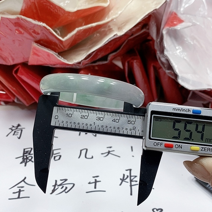 翡翠手镯未镶嵌69。 