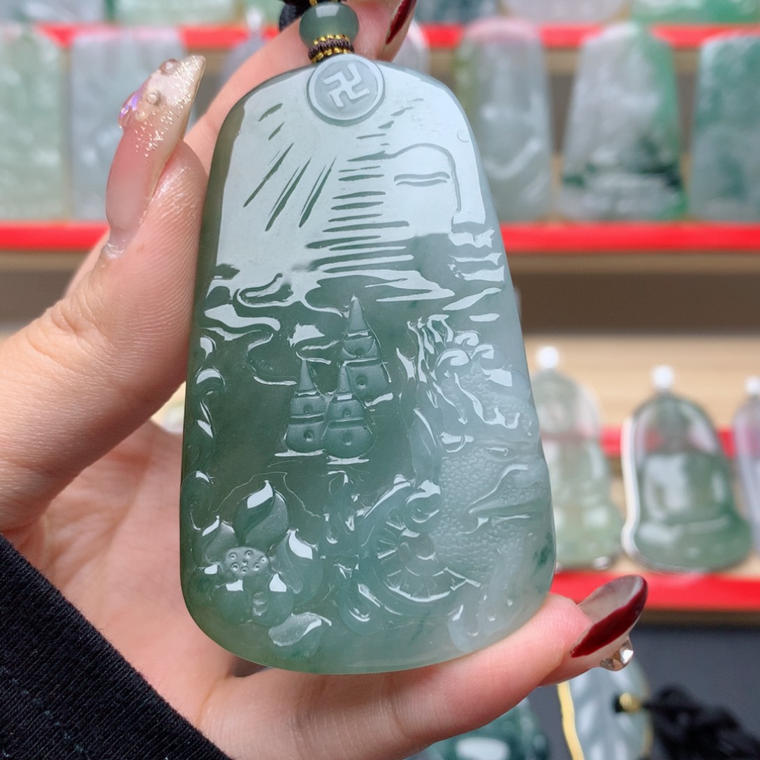 翡翠颈饰未镶嵌一念之间