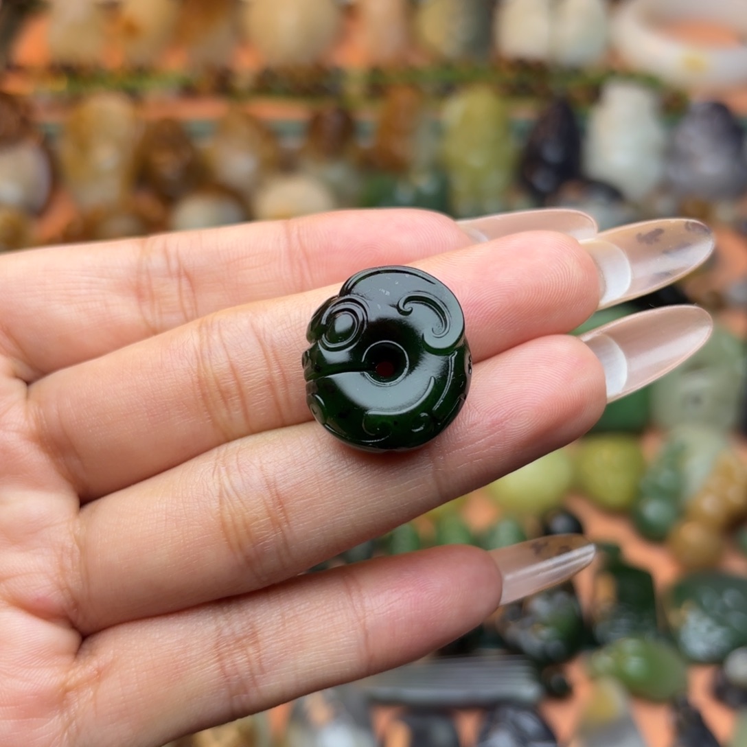 晴****和田玉未镶嵌颈饰