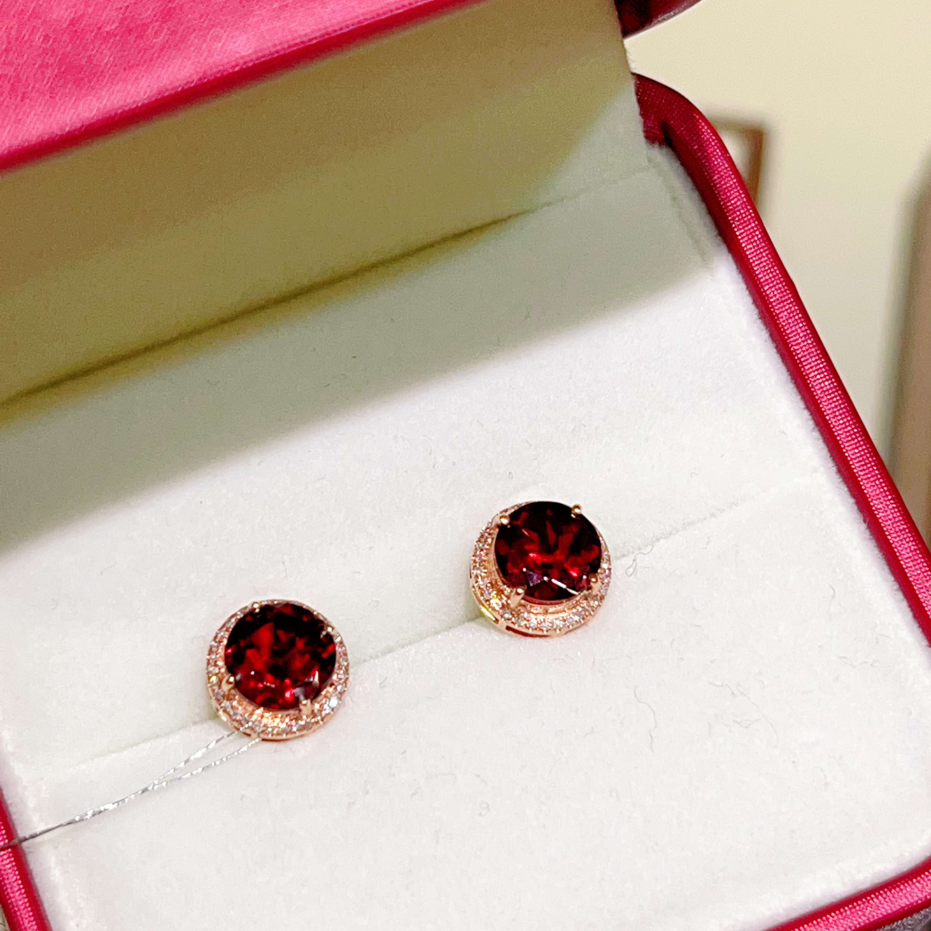 3.63ct 18k金镶嵌石榴石耳钉 2350