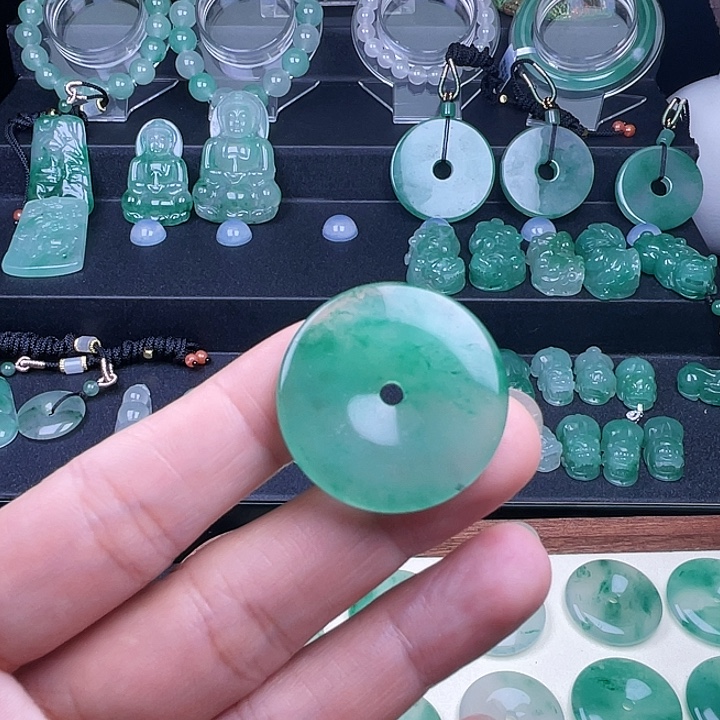 清***行石英质玉未镶嵌颈饰