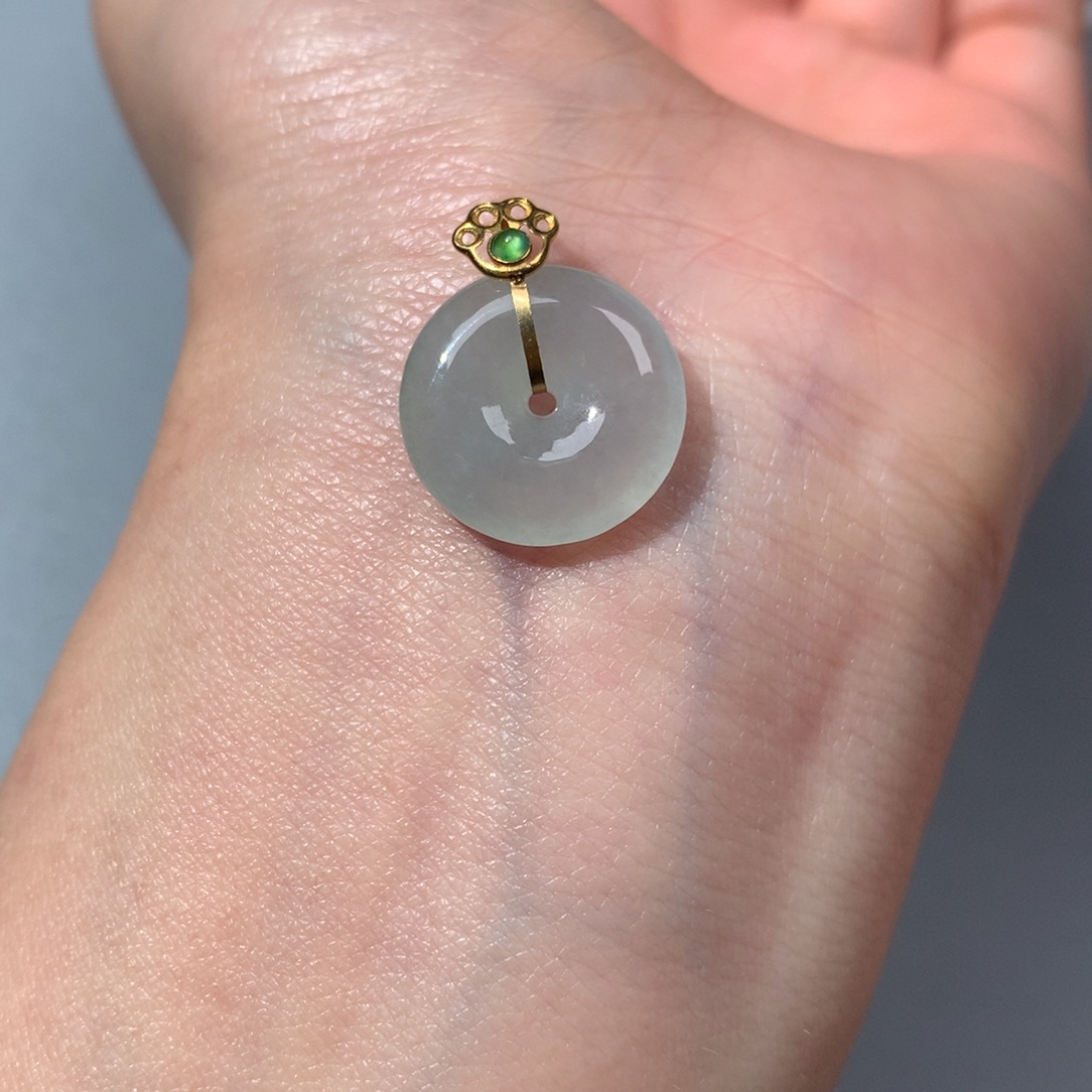 翡翠18K金镶嵌颈饰平安扣