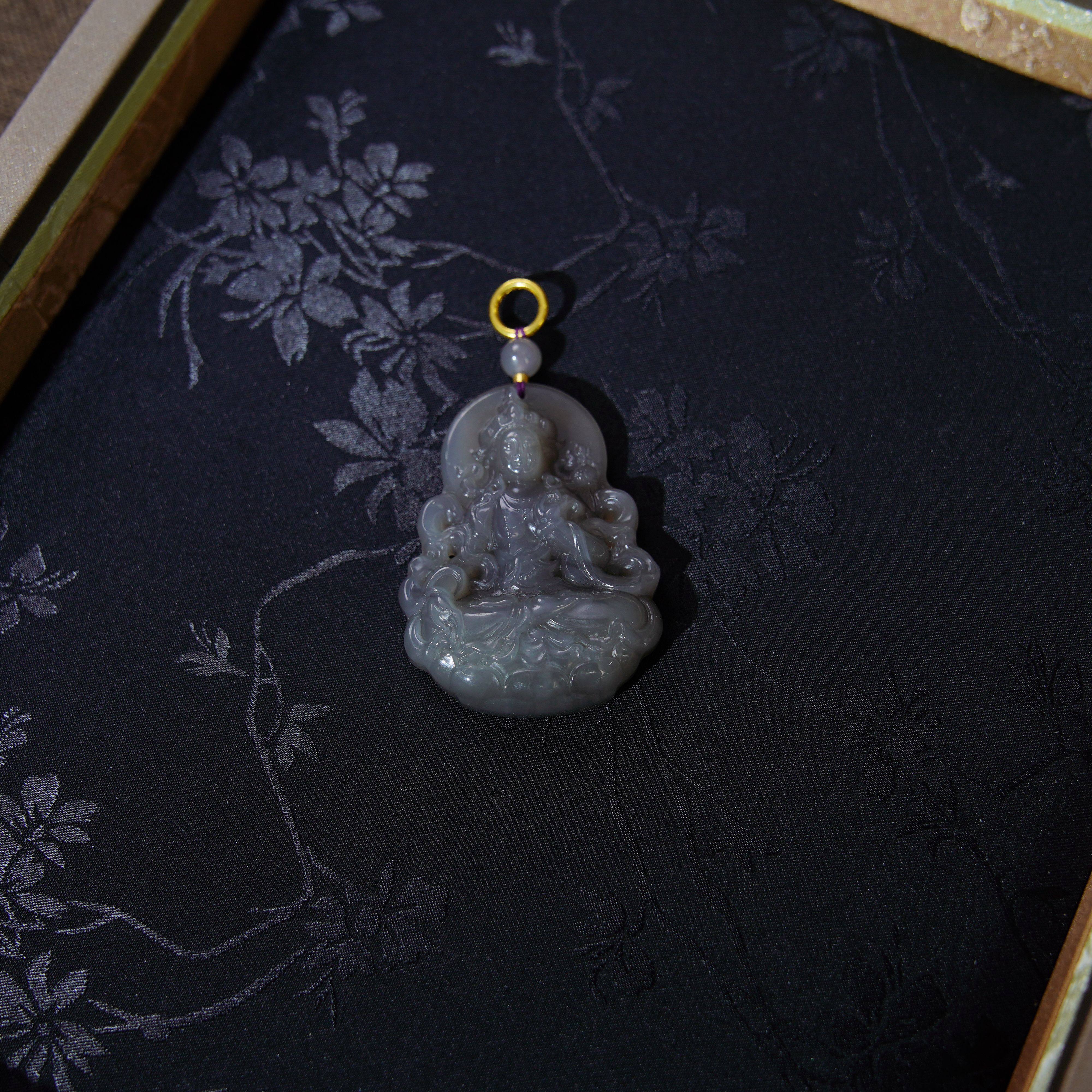 18K天然和田玉烟紫度母52*39*11mm