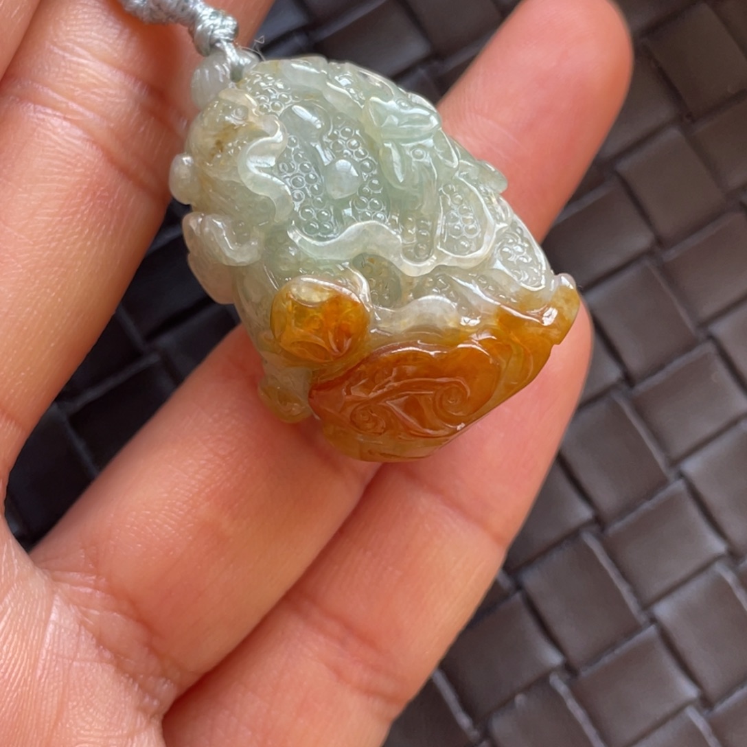翡翠颈饰未镶嵌黄白菜