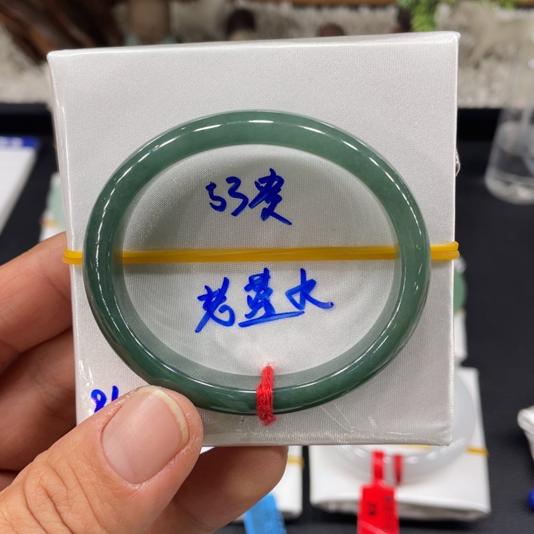 翡翠手镯未镶嵌翡翠