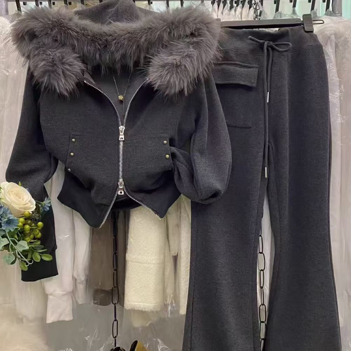 轻奢浪漫风加绒毛领连帽外套搭配修身休闲喇叭裤套装