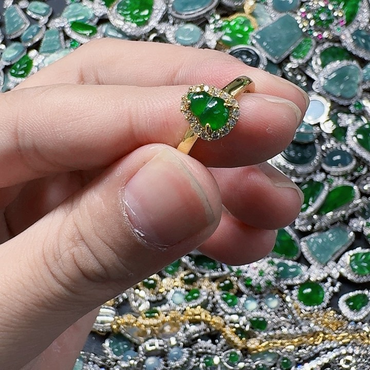 翡翠颈饰未镶嵌天然A货翡翠放漏