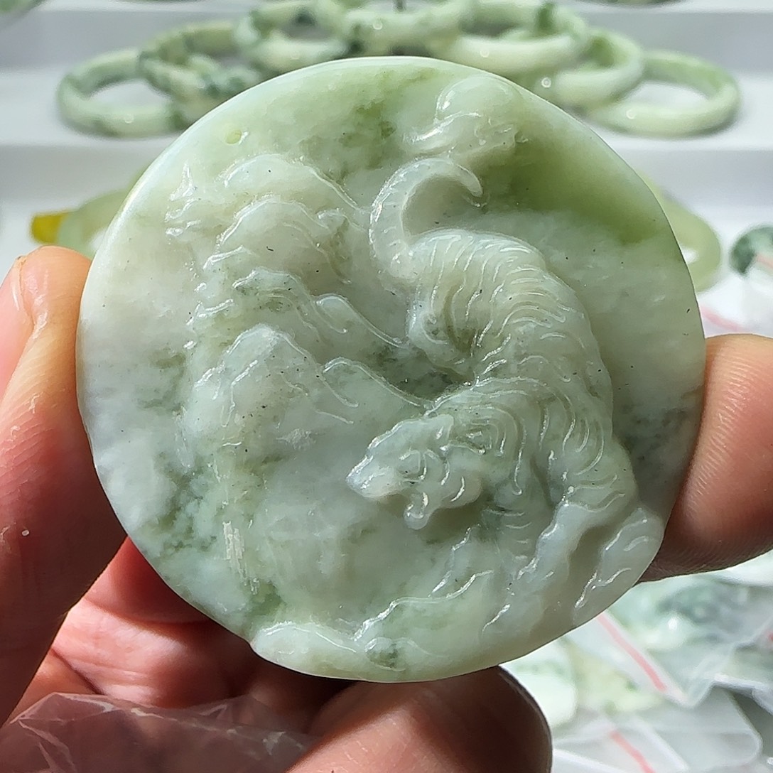 透闪石-蛇纹石玉未镶嵌颈饰