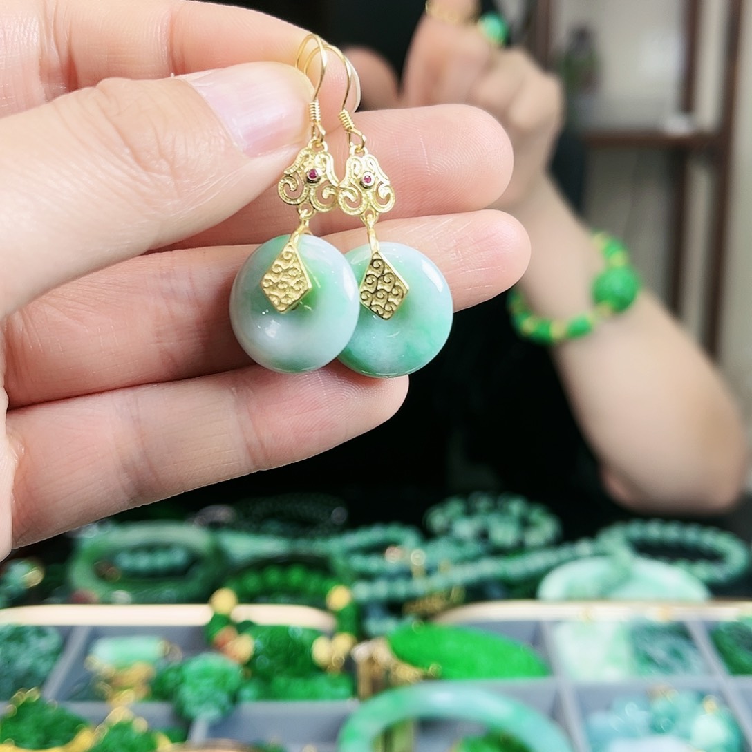 翡翠颈饰未镶嵌耳饰