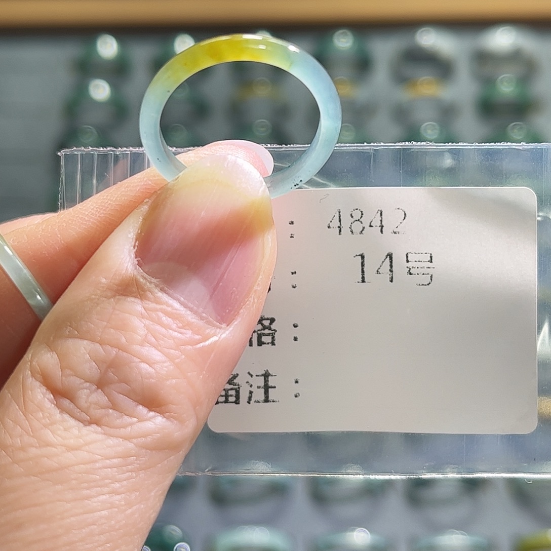 翡翠未镶嵌戒指4842。   