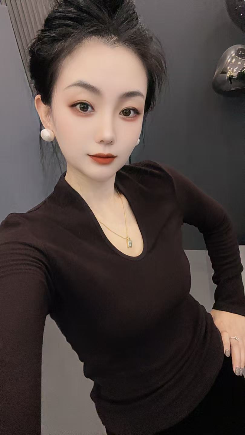 8902  时尚百搭气质舒适U领长袖女士打底上衣