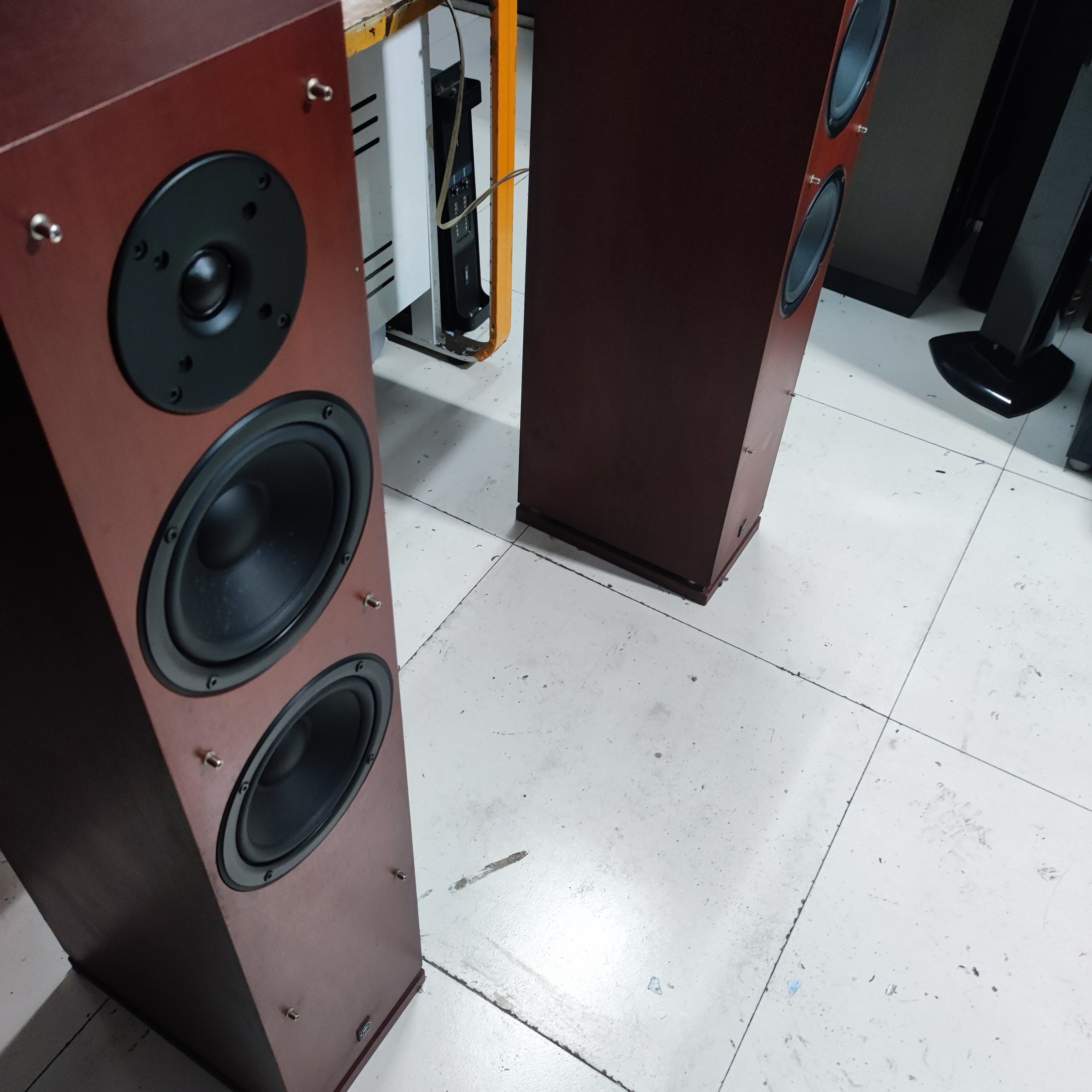 8新  二手雅音箱运费自理