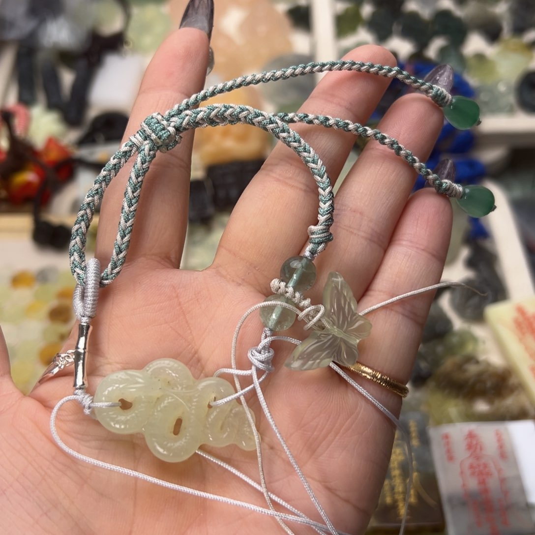 蛇纹石玉颈饰合金