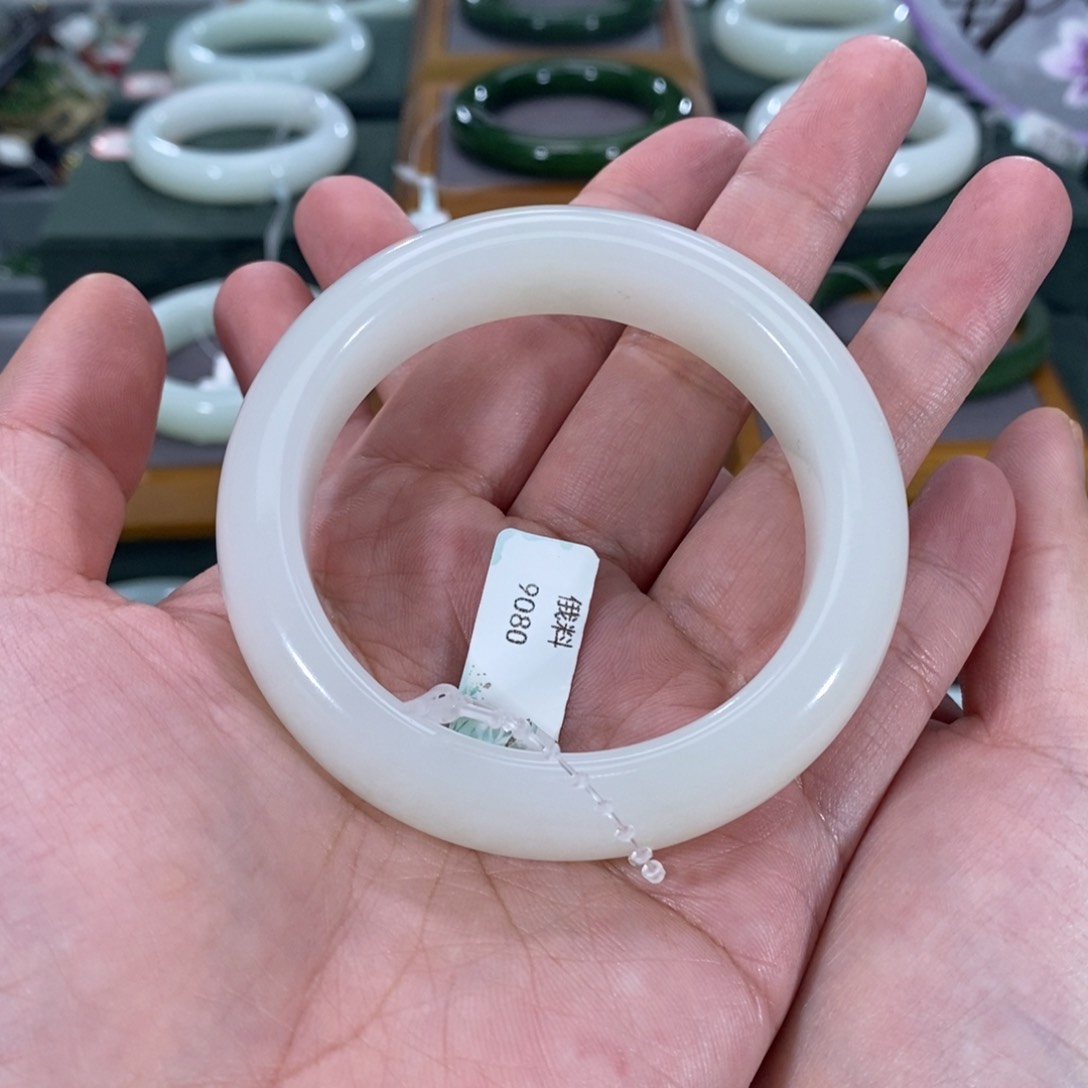 和田玉手镯未镶嵌半**'