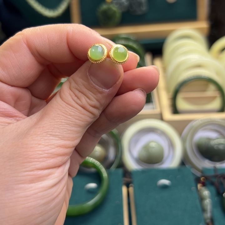 和田玉耳饰未镶嵌碧玉耳钉