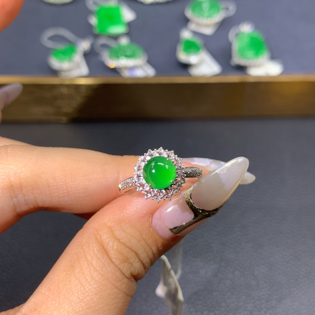 翡翠戒指18K金镶嵌翡翠