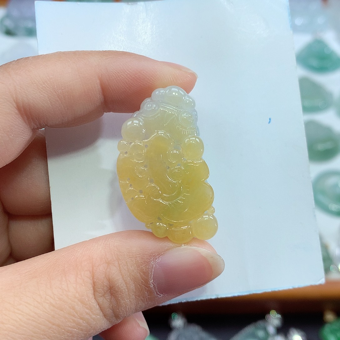 翡翠未镶嵌颈饰貔貅