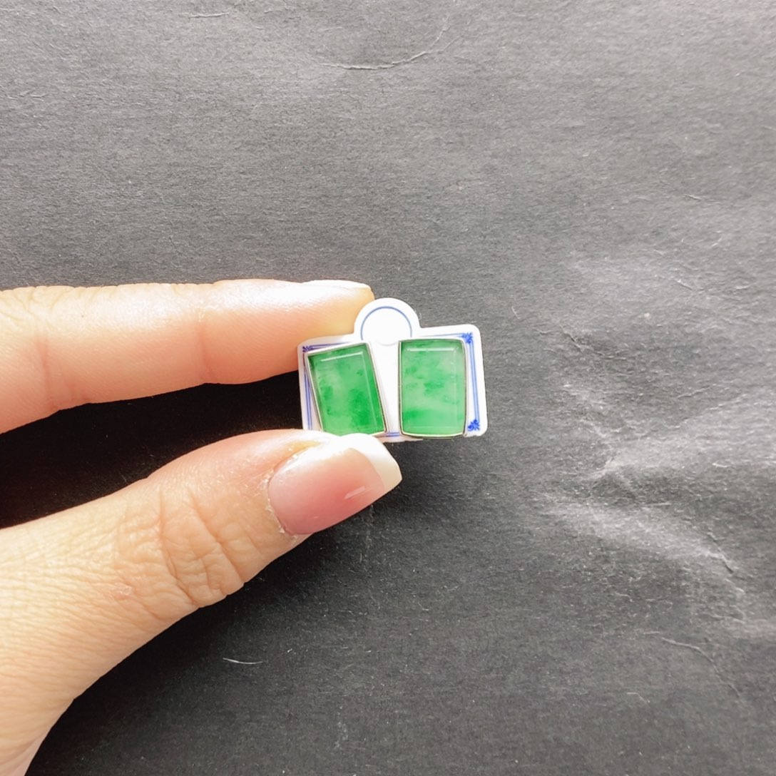 微***微石英质玉未镶嵌耳钉