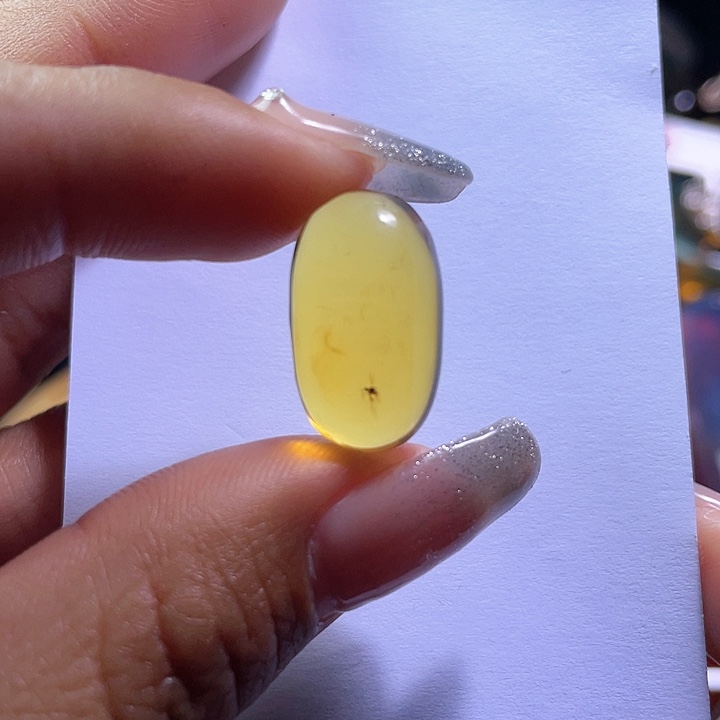 琥珀裸石未镶嵌？