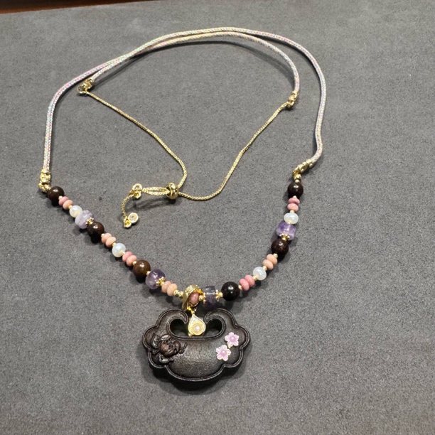 2526-檀木牡丹吊坠一个