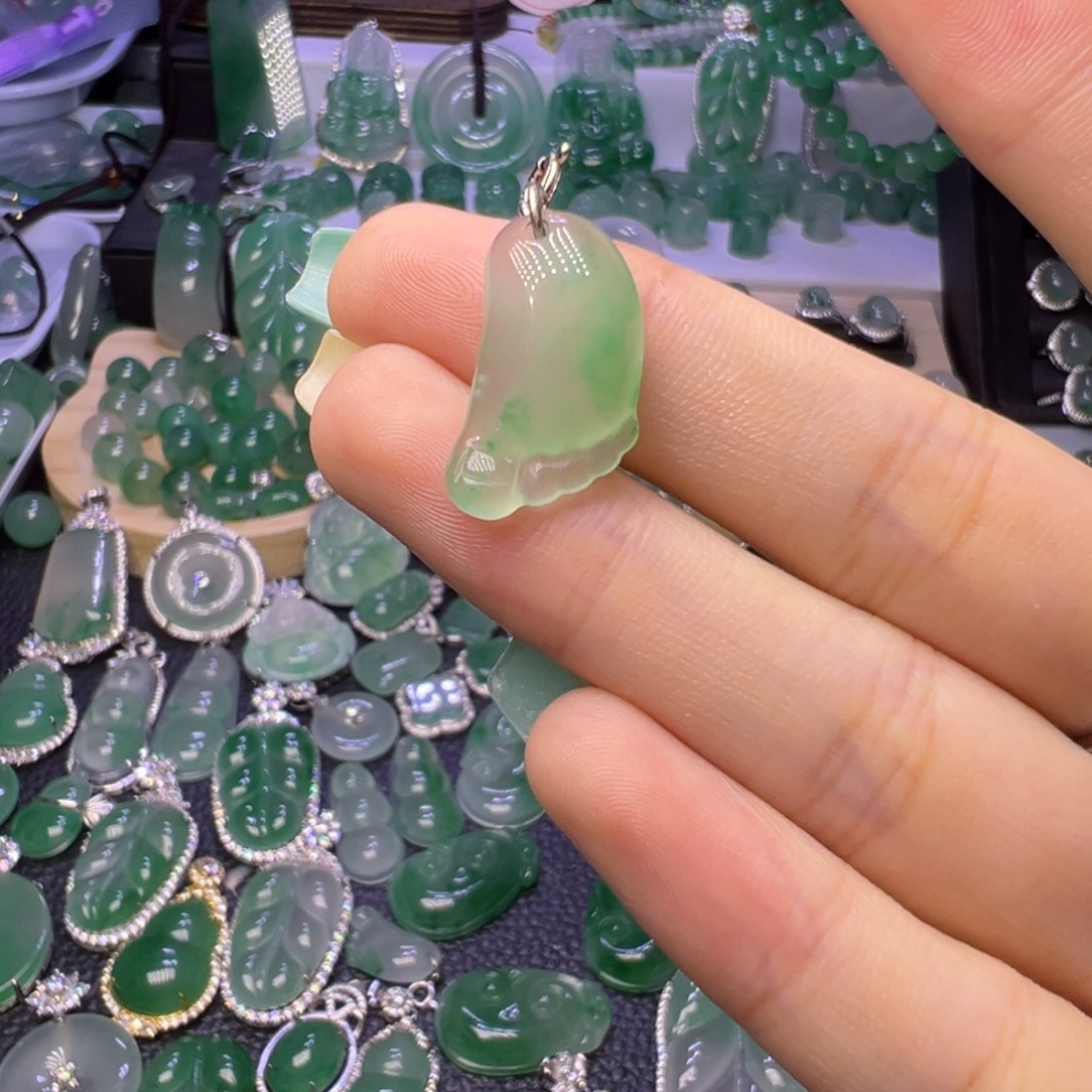 石英质玉（非洲翠）未镶嵌颈饰