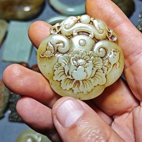 颈饰未镶嵌和田玉翻**起